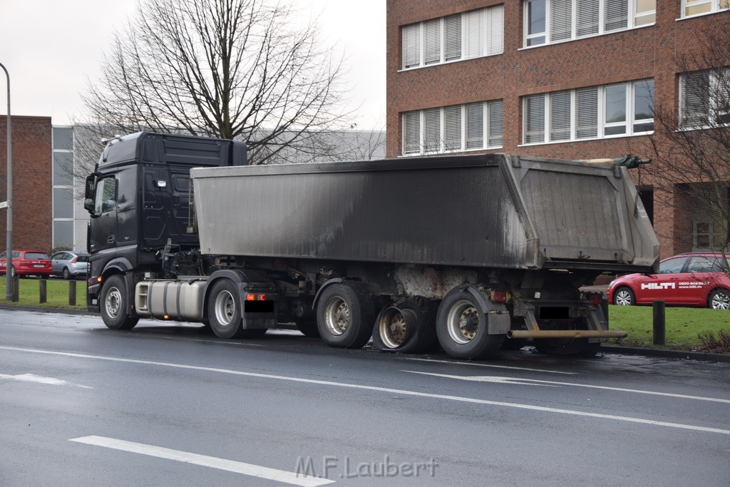 Auto 1 Reifenbrand LKW Koeln Porz Gremberghoven Ratherstr P07.JPG - Miklos Laubert